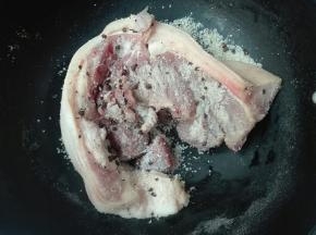 翻个面再摩擦几下粘上盐