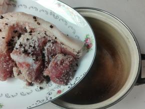 准备一个干净没有水汽的器皿，把肉放进去