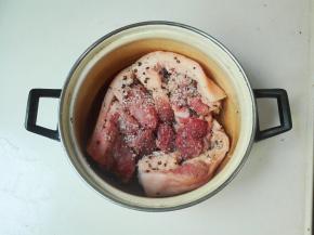 表面用东西压压实，腌制一星期就可以拿出来晒太阳，风干