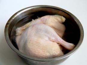 1.首先将鸭子处理干净，泡水半小时或更长，为了泡出血水。
