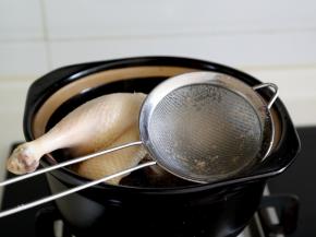 3.将泡出血水的鸭子清洗干净入冷水锅煮开，撇去浮沫。
注：如果浮沫过多，水要倒掉，鸭子要再次清洗干净。
