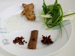 2.准备好调味品：葱、姜、冰糖、桂皮、八角、花椒，还有盐和酱油。
