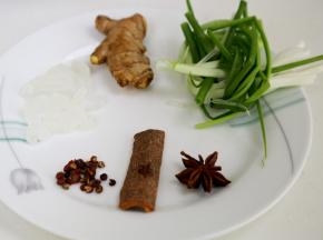 2.准备好调味品：葱、姜、冰糖、桂皮、八角、花椒，还有盐和酱油。
