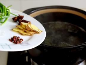 4.然后将鸭子取出，放入葱、姜、冰糖、桂皮、八角、花椒。
