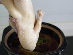 6.再将鸭子放入卤料锅中。