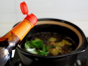 5.还有盐和酱油，煮开。
