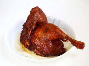 9.将煮好的鸭子捞出。
