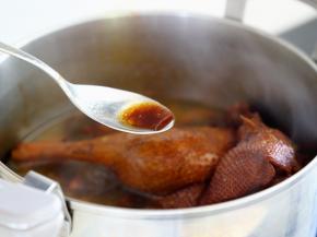 8.最后大火收汁，煮10-15分，还要不断将汁浇到鸭子身上。
