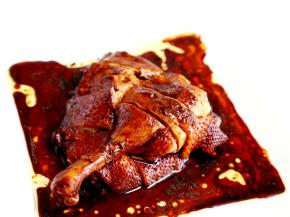 12.等到鸭子彻底冷却，切块并浇上酱汁。