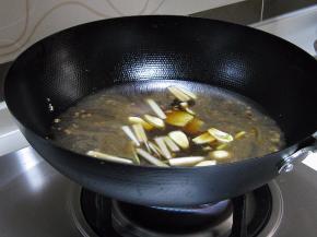 放入清水，放入余下的葱姜