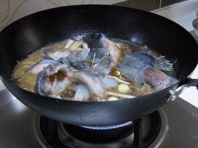 放入切块的海参斑鱼