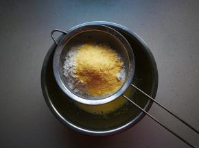 蛋黄，牛奶，玉米油搅拌均匀后筛入低粉和玉米面。