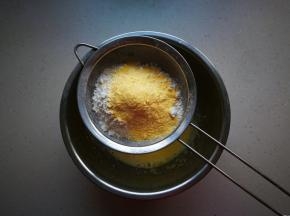 蛋黄，牛奶，玉米油搅拌均匀后筛入低粉和玉米面。