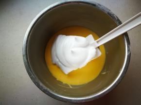 蛋清打至硬性发泡状态，和蛋黄面糊拌匀。