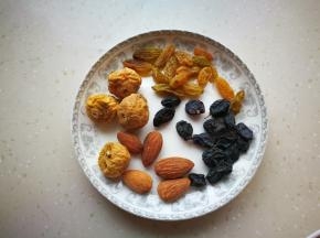准备好果干和杏仁。