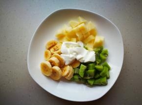 苹果，香蕉，猕猴桃去皮切块后拌入老酸奶。