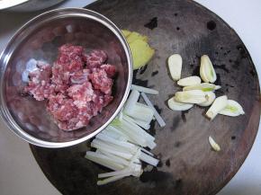 准备肉馅，葱切丝，姜、蒜切片