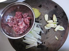 准备肉馅，葱切丝，姜、蒜切片