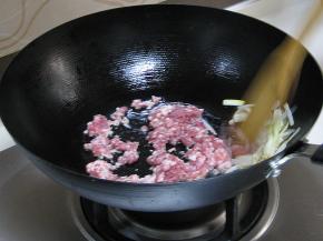 炒锅入油，油热后放入肉馅翻炒，再放入蒜和一部分葱姜翻炒