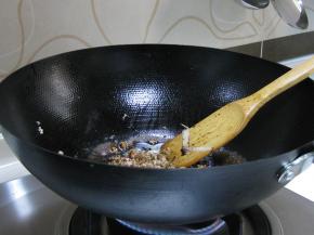 待肉馅变色后，放入酱油和料酒烧开，有肉香味飘出