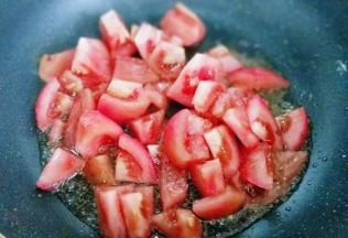 再起油锅，加入切好的番茄煸炒。