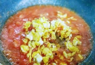 加入提前煎好的鸡蛋，快速翻炒均匀即可出锅，