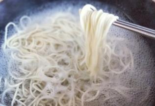 煮面条: 锅中加入水，大火烧开，下入面条，煮熟即可。