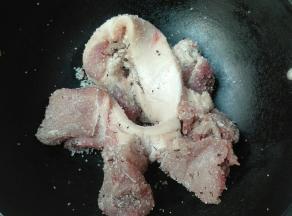 把切口处也摩擦几下，让表面粘上盐