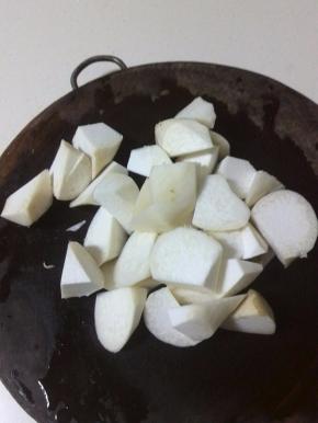 杏鲍菇洗净，切滚刀块