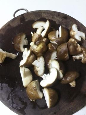 鲜香菇洗净，切掉根部的末端，一个切2半