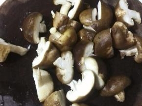 鲜香菇洗净，切掉根部的末端，一个切2半