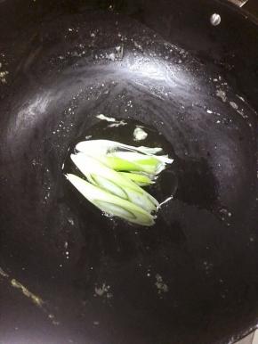 炒锅放少许的油，放入葱花炒出香味