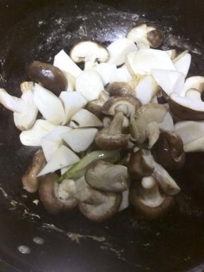 放入香菇、杏鲍菇翻炒