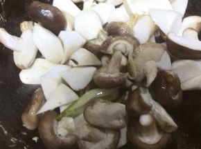 放入香菇、杏鲍菇翻炒