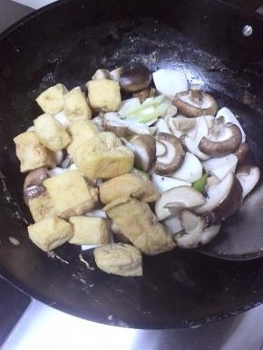 放入豆腐泡翻炒