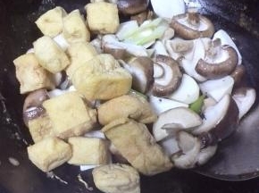 放入豆腐泡翻炒