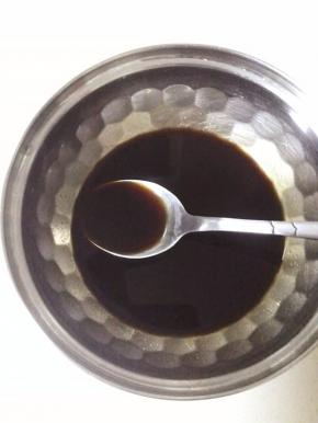 所有的调料全部调在碗里，搅拌至糖融化