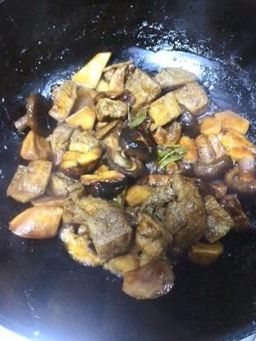 待汤汁收至浓稠时，根据口味确定是否放盐，我没有放盐，感觉调料汁的咸度正合适；盛出即可