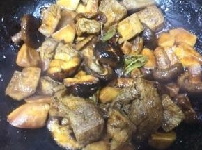 待汤汁收至浓稠时，根据口味确定是否放盐，我没有放盐，感觉调料汁的咸度正合适；盛出即可