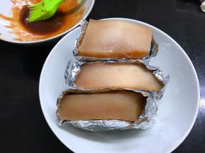 然后把涂上腌料的猪肉用锡纸包好放在密封的容器中冷藏一夜。