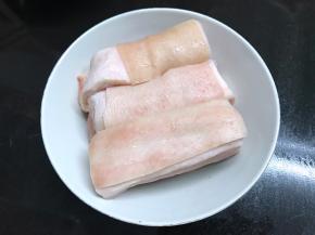 五花肉买回来后彻底处理干净。