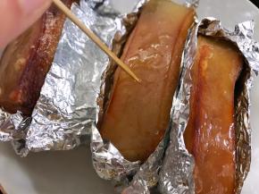 把预烤好的肉拿出用牙签在肉皮上戳几洞。