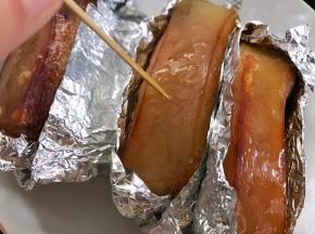 把预烤好的肉拿出用牙签在肉皮上戳几洞。