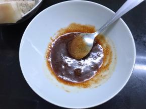 把酱料的材料混合均匀。