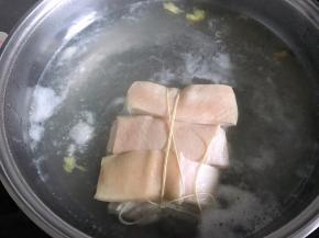 把肉放在锅中加入水，水量不要没过猪皮。