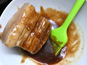 煮至猪皮颜色变深，猪肉变成灰白色捞出刷上酱汁，猪皮不要刷。