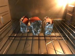 第二天拿出猪肉后吸干皮上的水份，放入预热好的烤箱上下火200度，先烤20分钟。