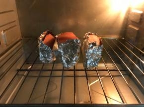 第二天拿出猪肉后吸干皮上的水份，放入预热好的烤箱上下火200度，先烤20分钟。