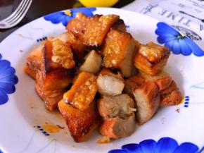 烤好后取出等到肉稍冷却后就可切块了。