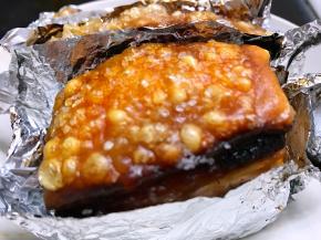 然后在猪皮表面洒上盐粒。